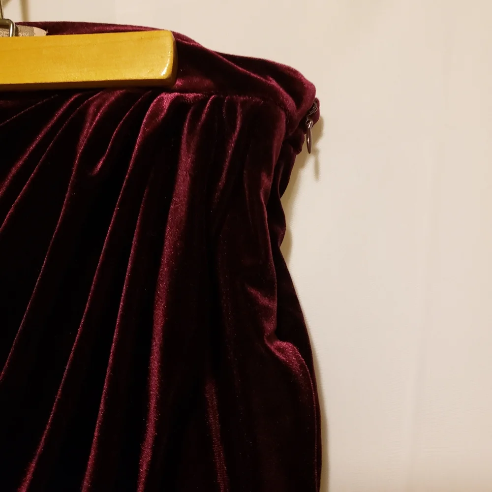 Forever 21 Comtempary Faux Velvet Purple Mini Skit‎